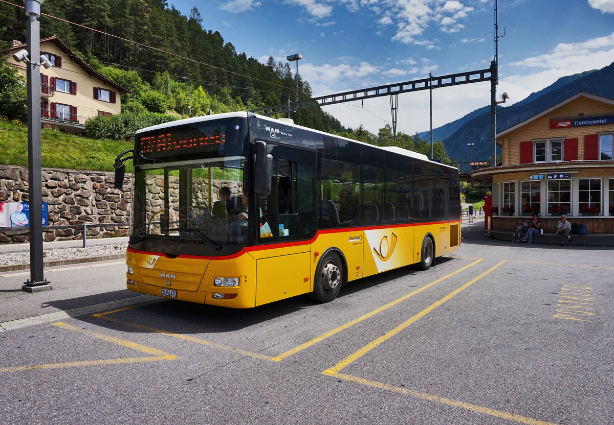 Ein MAN Lion´s City von PostAuto, unterwegs auf der Linie 90.572, als Kurs 11 (Tiefencastel, Bahnhof - Alvaneu Dorf, Dorfplatz).
Aufgenommen am 21.7.2016, bei der Haltestelle Tiefencastel, Bahnhof.