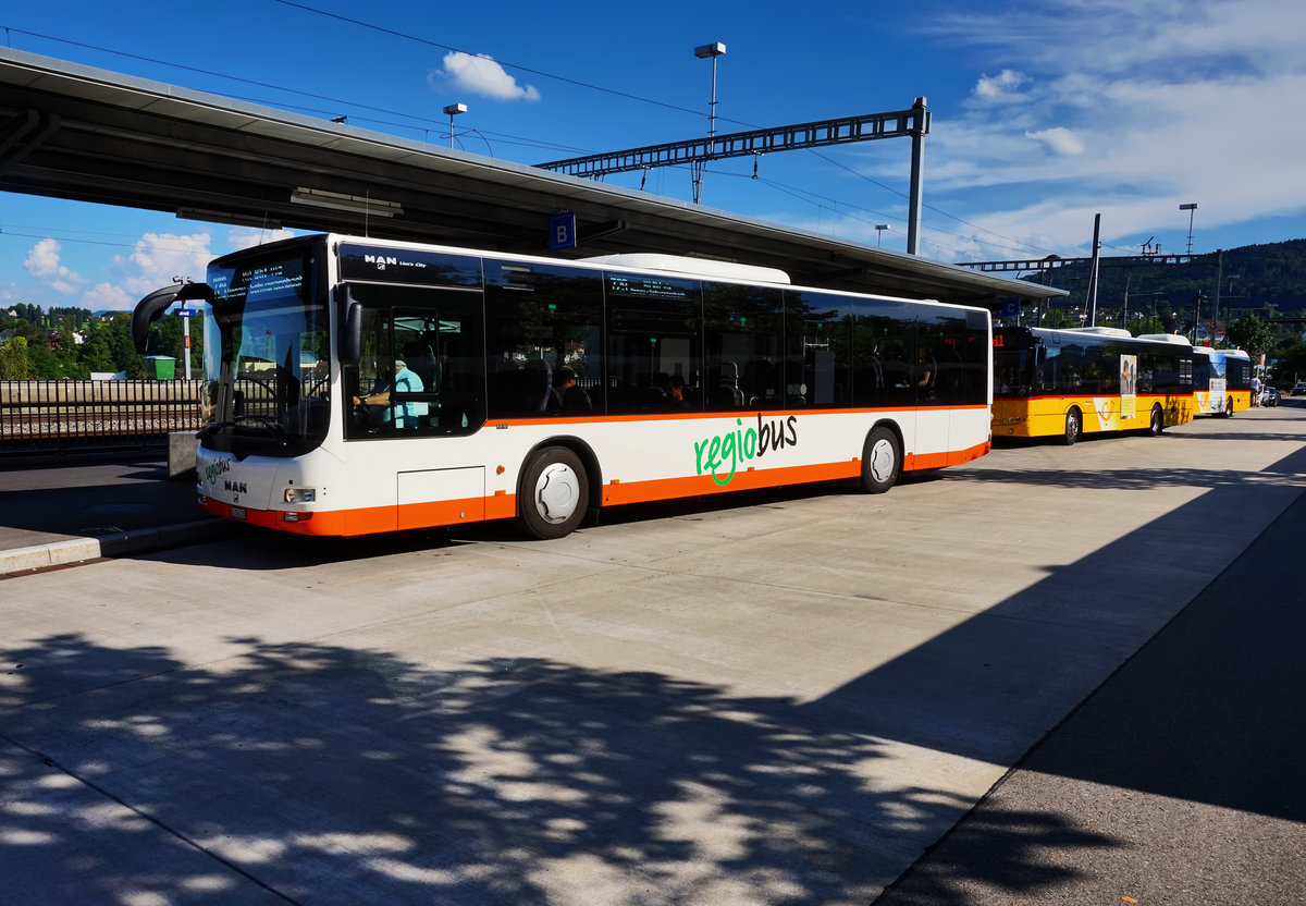 Ein MAN Lion´s City von regiobus, unterwegs auf der Linie 80.729 als Kurs 72926 (Uzwil, Waldhof - Wil SG, Bahnhof), an der Haltestelle Uzwil Bahnhof.
Aufgenommen am 18.7.2016.