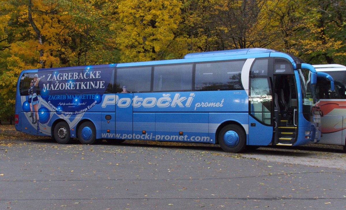 Ein MAN Lion´s Coach hat die Zagreb Majorettes nach Oberbayern gebracht. 
Parkplatz Schloß Linderhof am 09.10.2015