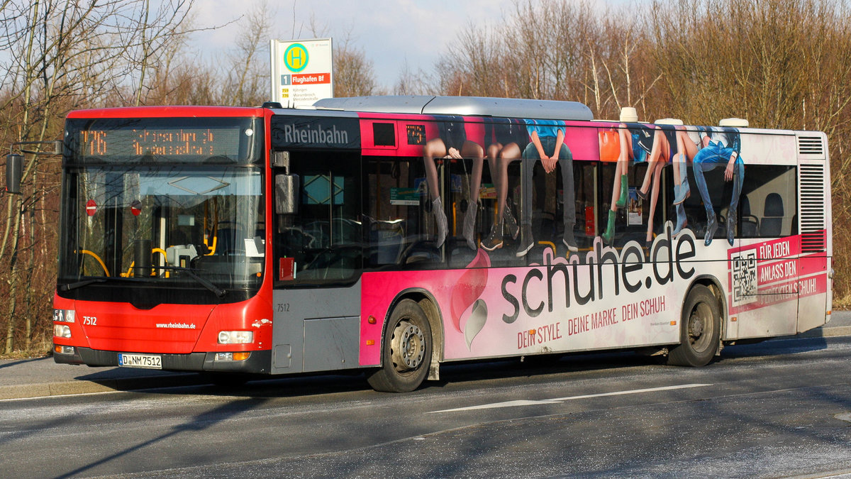 Ein MAN Lion's City von der Rheinbahn mit der Wagennummer 7512 ( schuhe.de - Werbung )  am Düsseldorfer Flughafen Bahnhof. | Februar 2018