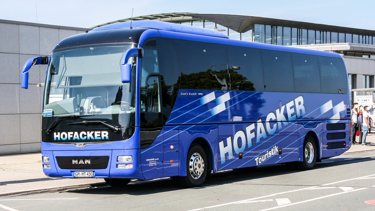 Ein MAN Lion's Coach von Hofacker Touristik am Dortmunder Flughafen. | Mai 2018