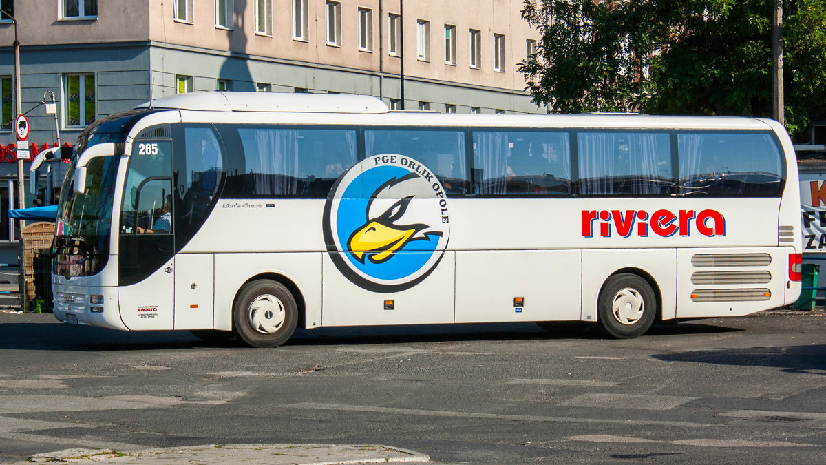 Ein MAN Lion's Coach von 'riviera' mit der Wagennummer 265 (PGE ORLIK OPOLE - Sticker) in Opole Główne (Hauptbahnhof). | Juli 2018