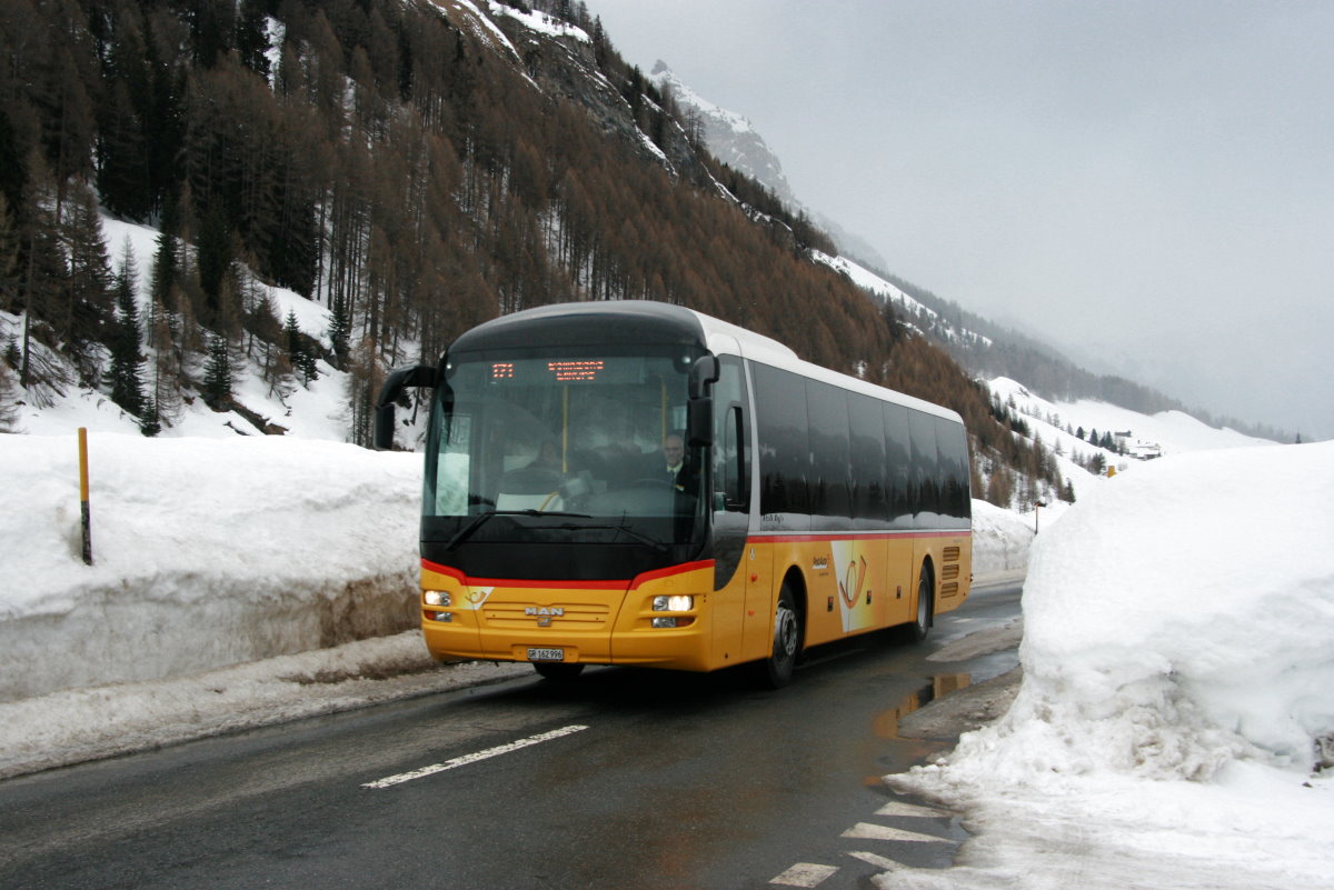 Ein MAN Lion's Regio Postauto auf dem Kurs 90.171, Chur - San Bernardino - Bellinzona zwischen Slügen und Nufenen; 15.02.2014