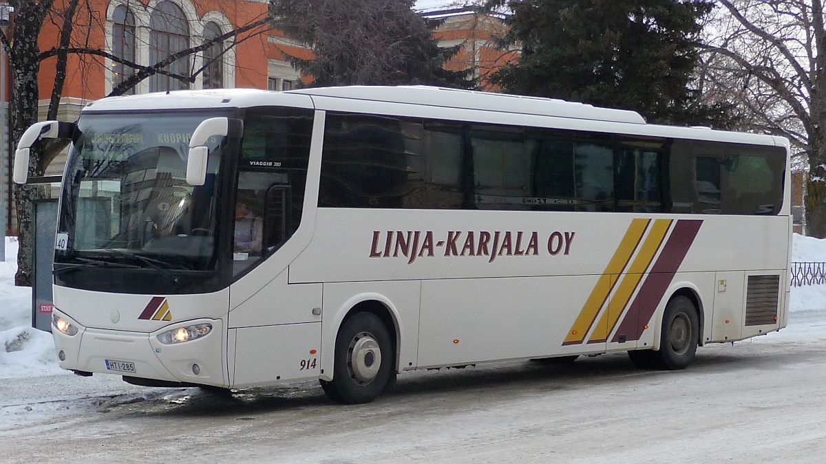 Ein MAN Marcopolo Viaggio 350 Reisebus am Rathaus in Kuopio, Finnland, 8.3.13 