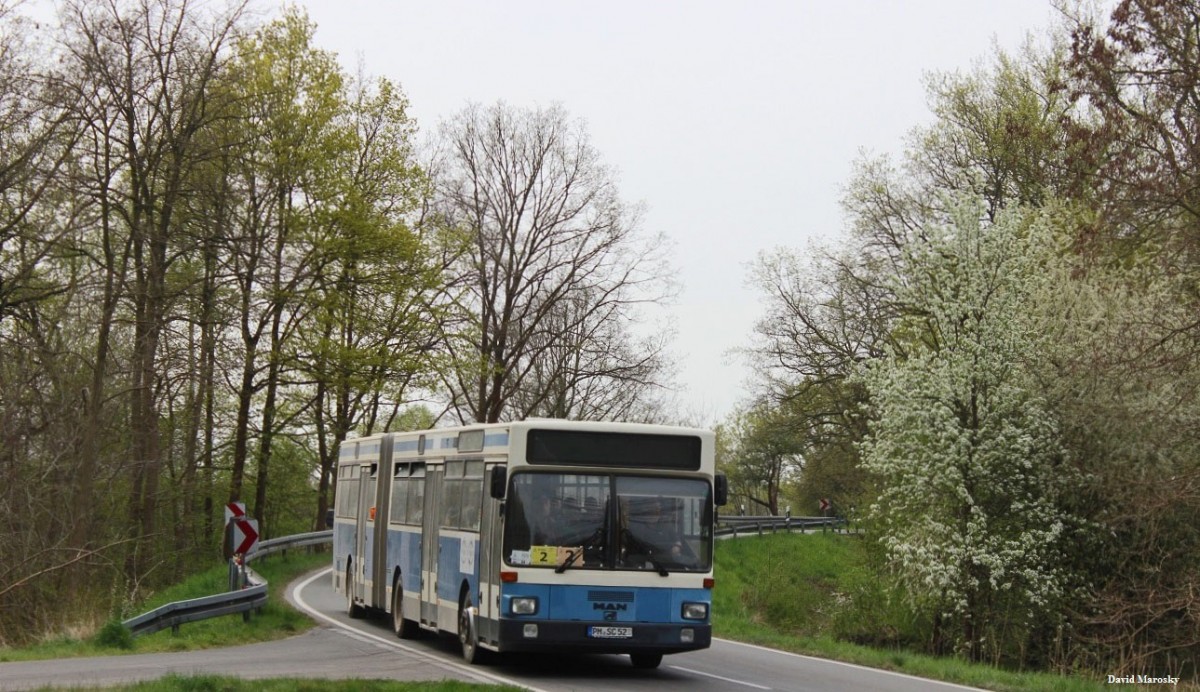 Ein MAN SG242 am 25. April 2015 - in der Beetzseeheide,  am Katharinengraben. 

ex Kirschner, Martfeld; DH-ZE 286 - ex MVG München, Wagen 5504. (Baujahr 1988)