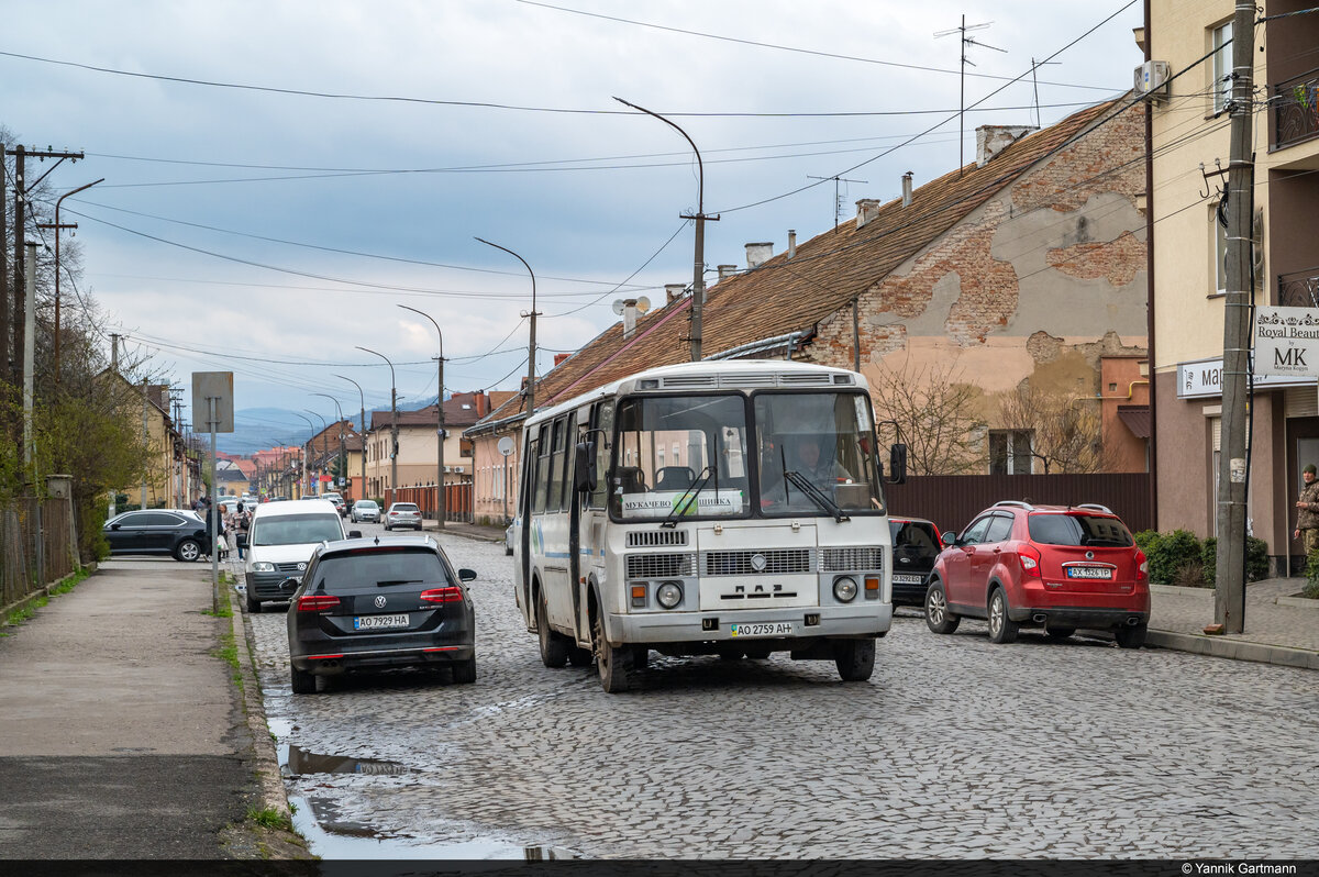 Ein Marschrutka konnte hier in Mukachevo, Ukraine am 07.04.2023 aufgenommen werden