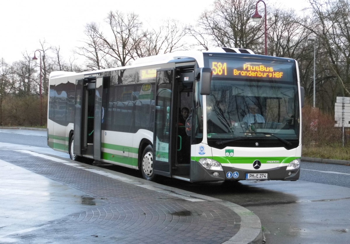 Ein MB O 530 C2 Ü, der PM-E 274 auf PlusBus 581 nach Brandenburg am Bad Belziger Busbahnhof, 25.12.14 (PlusBus Hoher Fläming seit 14.12. Linien 553,580,581)