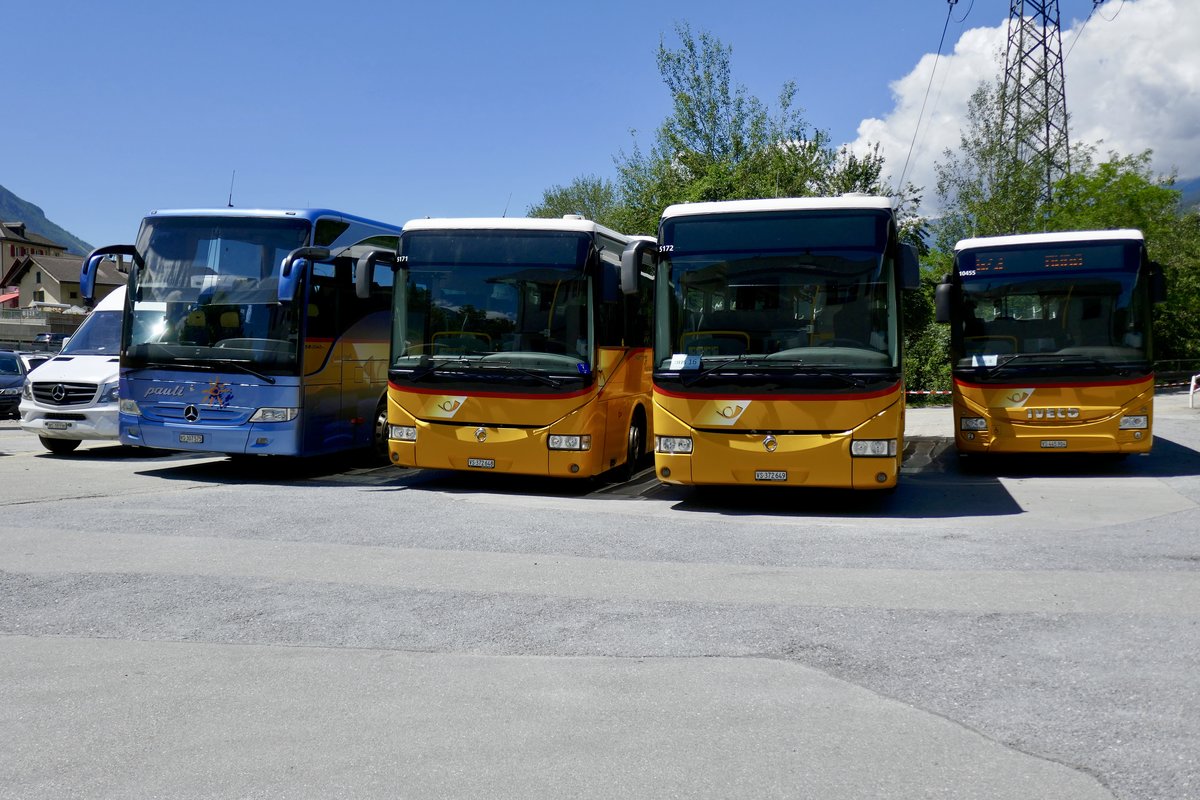 Ein MB Sprinter, Tourismo von Pauli Reisen, zwei Irisbus und ein Iveco Crossway die am 16.6.19 Tambouren Vereine nach Erschmatt gebracht haben, sind beim LLB Depot Areal parkiert.