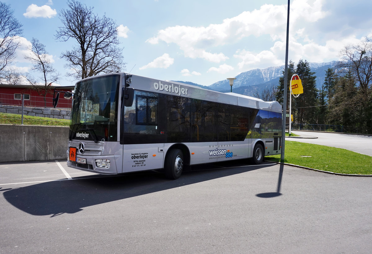 Ein Mercedes – Kutsenits Hydra von Oberlojer, am 12.4.2016 in Greifenburg. Um 13:10 Uhr übernahm der Bus auf der Kfl. 5021 den Kurs 10 (Greifenburg Gemeindeamt - Kleblach Lind Bahnhst).
