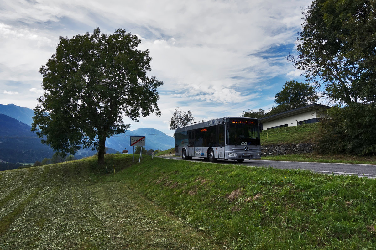 Ein Mercedes – Kutsenits Hydra der OGV, fährt nahe der Haltestelle Vorderradlach vorüber.
Unterwegs war der Bus auf der Kfl. 5021, als Kurs 10 (Greifenburg Gemeindeamt - Kleblach-Lind Bahnhst).
Aufgenommen am 23.9.2016.