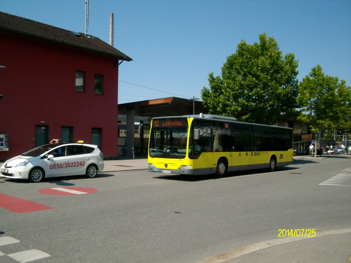 Ein Mercedes-Benz Citaro als Linie 52 (Dornbirn Bahnhof - Lustenau Bahnhofstr./Bundesstr.) am 25.7.2014 vor dem Bahnhof Dornbirn.