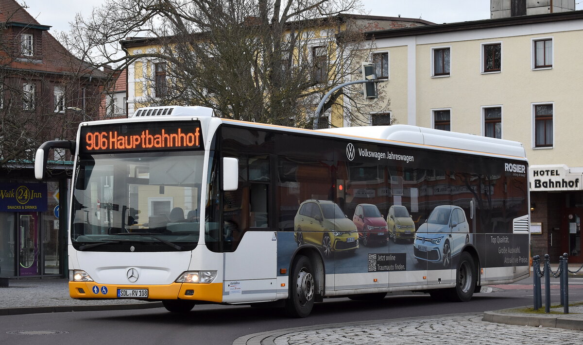 Ein Mercedes-Benz Citaro Facelift der stendalbus GmbH kommt am 21.02.24 als Linie 906 am Bahnhof Stendal Hbf. an.