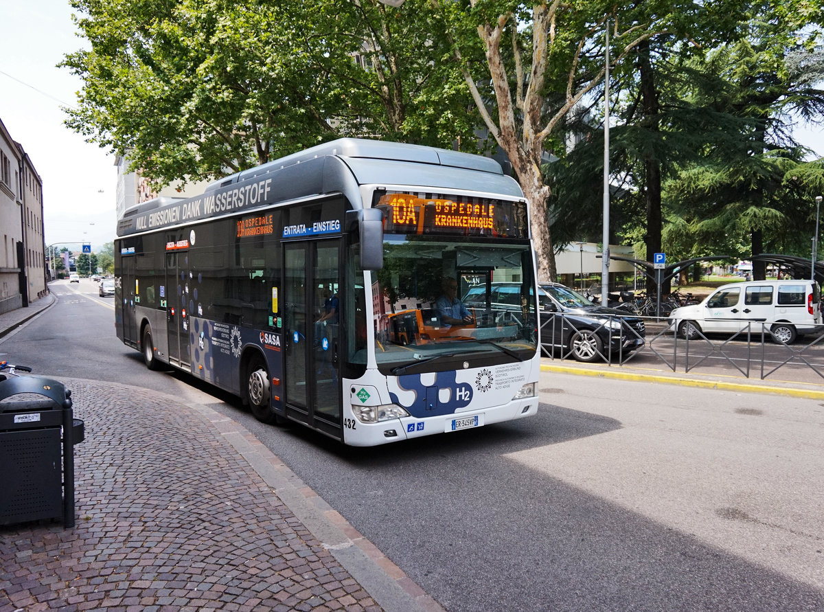 Ein Mercedes-Benz Citaro FuelCell der SASA unterwegs auf der Bozner Stadtbuslinie 10A (Ospedale/Krankenhaus - Stazione/Bahnhof - Ospedale/Krankenhaus), am 8.7.2016 bei der Einfahrt in die Haltestelle Stazione/Bahnhof.