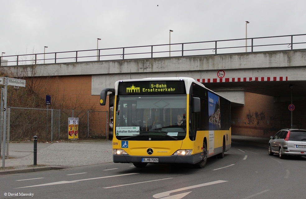 Ein Mercedes-Benz Citaro II verlässt grade den Bahnhof Südkreuz. 11.03.2014