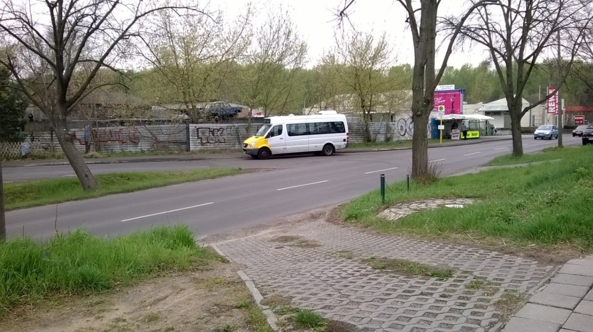 Ein Mercedes Benz City Sprinter der Firma  Taxi Innung Berlin  auf der Linie 251 an der Haltestelle  Buch, Zepernickerstraße (März 2014).
