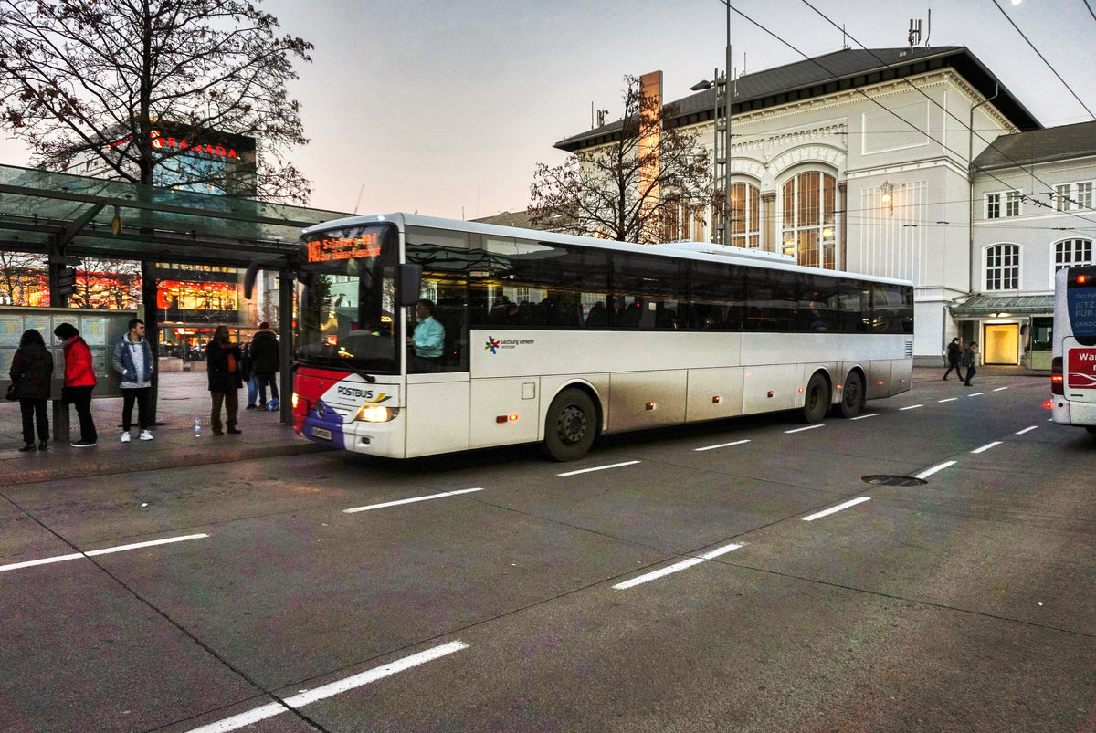 Ein Mercedes-Benz Integro von POSTBUS, bei der Ankunft als SVV-Linie 140 (Mondsee Busterminal - Thalgau - Eugendorf - Salzburg Hauptbahnhof), in der Haltestelle Salzburg Hauptbahnhof.
Aufgenommen am 10.12.2016.