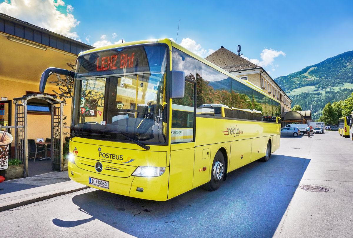 Ein Mercedes-Benz Integro von POSTBUS, steht am 18.5.2017 bei der Haltestelle Lienz Bahnhof.