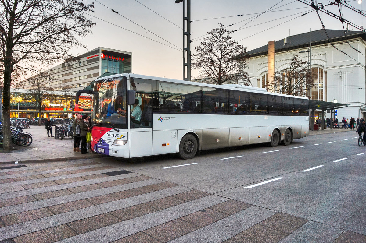 Ein Mercedes-Benz Integro von POSTBUS wartet an der Haltestelle Salzburg Hauptbahnhof, auf die Abfahrt nach Bad Ischl Bahnhof (Busterminal).
Unterwegs war der Bus auf der SVV-Linie 150 als Kurs 135.
Aufgenommen am 10.12.2016.