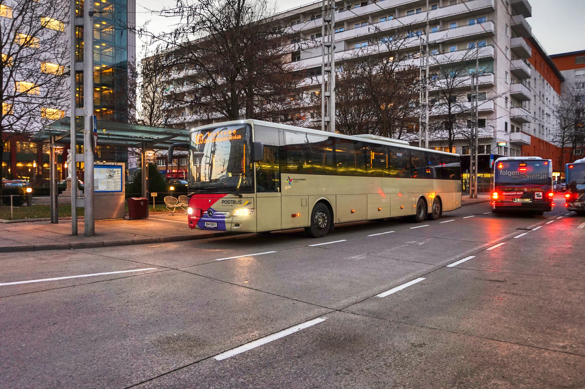 Ein Mercedes-Benz Integro von POSTBUS, wartet an der Haltestelle Salzburg Hauptbahnhof, auf die Abfahrt als SVV-Linie 120 nach Mattsee Ochsenharing.
Aufgenommen am 10.12.2016.