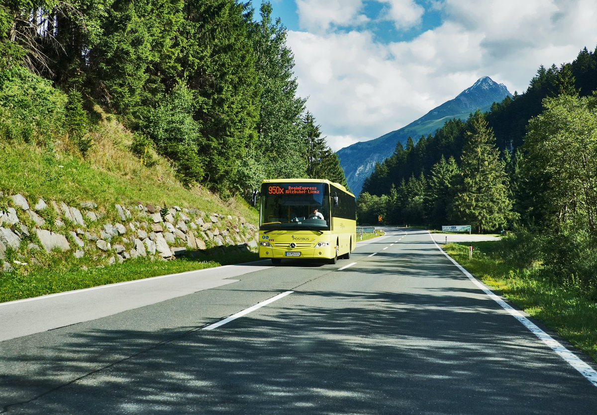 Ein Mercedes-Benz Intouro von POSTBUS fährt zwischen Matrei in Osttirol und Huben vorüber.
Unterwegs war der Bus auf der Kfl 4410 (VVT-Linie 950X) von Kitzbühel Bahnhof nach Lienz Bahnhof.
Aufgenommen am 18.7.2016.