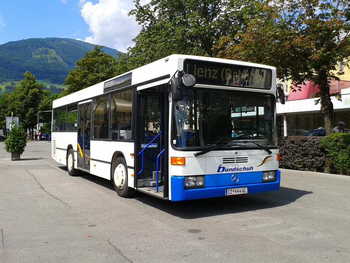 Ein Mercedes-Benz O 405 NÜ des insolventen Unternehmens Bundschuh Reisen GmbH am 20.7.2015 an der Haltestelle Lienz Bahnhof.