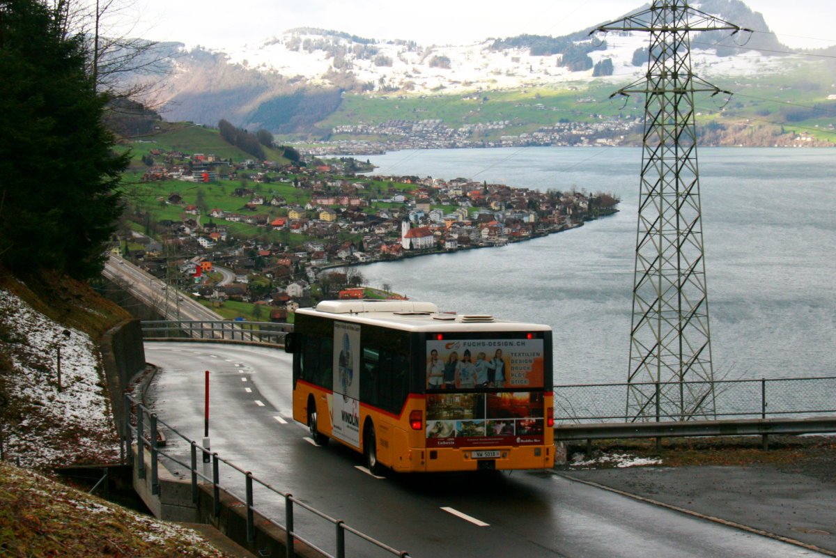 Ein Mercedes-Benz  O 530 Citaro Postauto auf dem Kurs 60.311 Seelisberg, Bahnhof - Stans, Länderpark Oberhalb von Beckenried; 10.01.2015