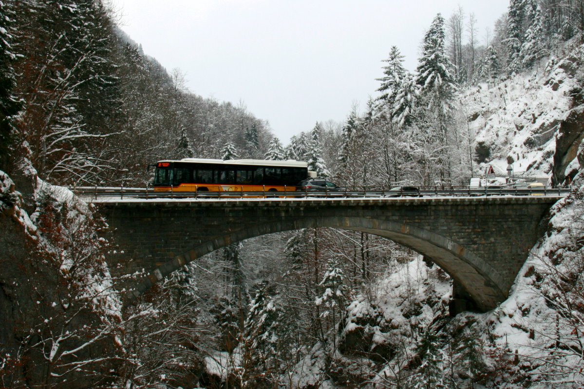 Ein Mercedes-Benz O 530 Citaro Facelift Postauto auf dem Kurs 60.241 Sörenberg - Flühli - Schüpfheim auf dem Waldemmen-Viadukt; 25.01.2015
