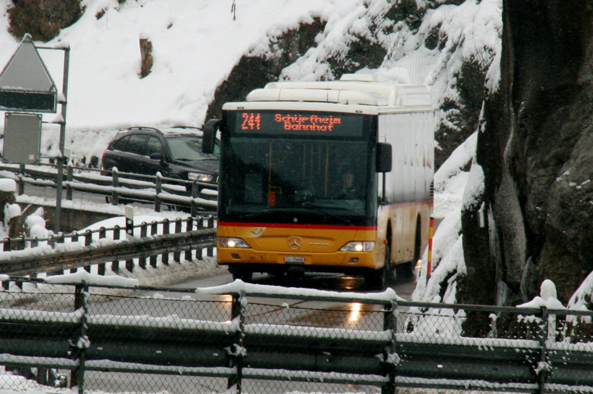 Ein Mercedes-Benz O 530 Citaro Facelift Postauto auf dem Kurs 60.241 Sörenberg - Flühli - Schüpfheim in der Waldemmenschlucht; 25.01.2015