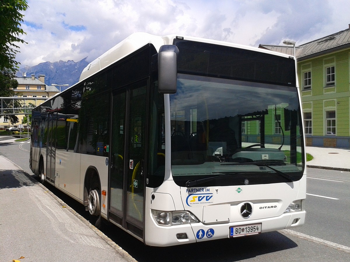 Ein Mercedes-Benz O 530 II (Citaro Facelift) im Design des SVV (jetzt Salzburg Verkehr) am 28.6.2015 an der Haltestelle Bischofshofen Bahnhof (Vorplatz).