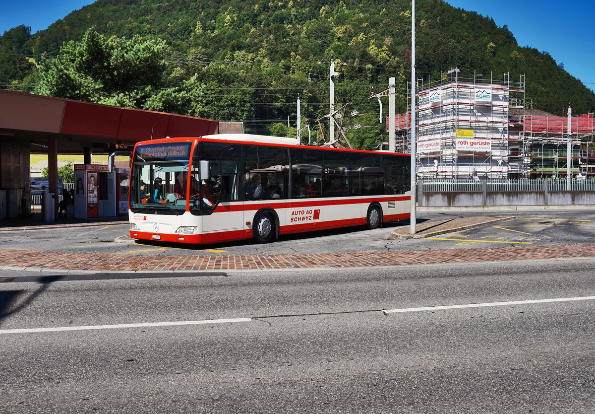 Ein Mercedes-Benz O 530 II der AAGS unterwegs auf der Linie 60.501 (AAGS-Linie 1), als Kurs 1052 (Arth-Goldau, Bahnhof - Muotathal, Hölloch), beim Halt an der Haltestelle Schwyz, Bahnhof.
Aufgenommen am 19.7.2016.