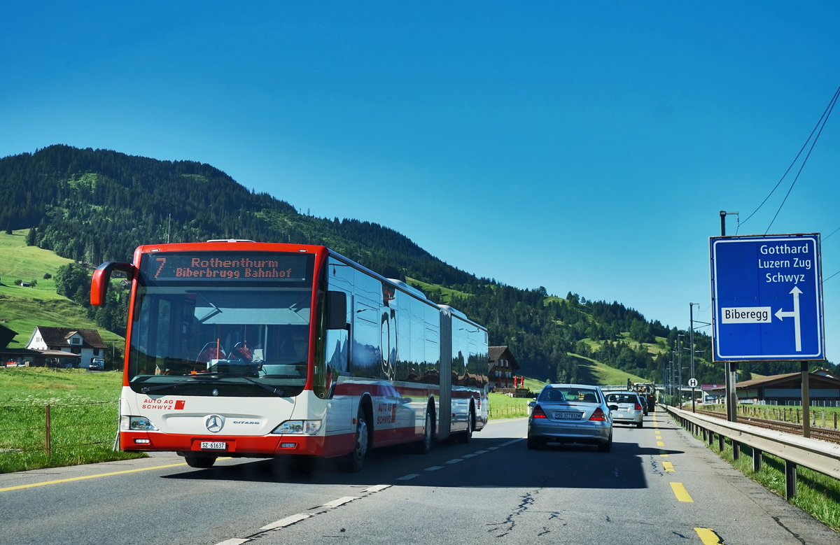 Ein Mercedes-Benz O 530 II, der AAGS, fährt nahe der Haltestelle Biberegg, Bahnhof vorüber.
Unterwegs war der Bus auf der Linie 60.507 (AAGS-Linie 7), als Kurs 7042 (Schwyz, Bahnhof - Biberbrugg, Bahnhof).
Aufgenommen am 19.7.2016.