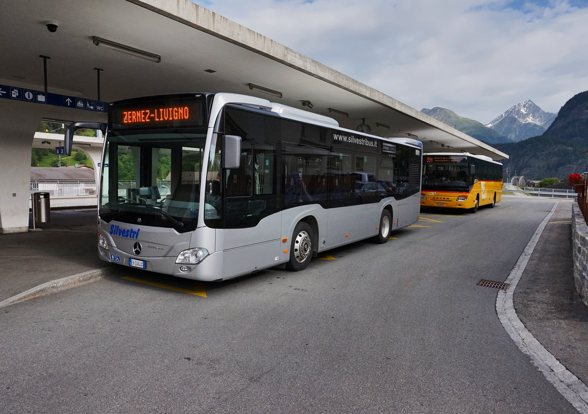 Ein Mercedes-Benz O 530 III von Silvestri, unterwegs auf der Linie 90.815, als Kurs 2 (Zernez, staziun - Livigno, Centro), bei der Haltestelle Zernez, staziun.
Aufgenommen am 22.7.2016.