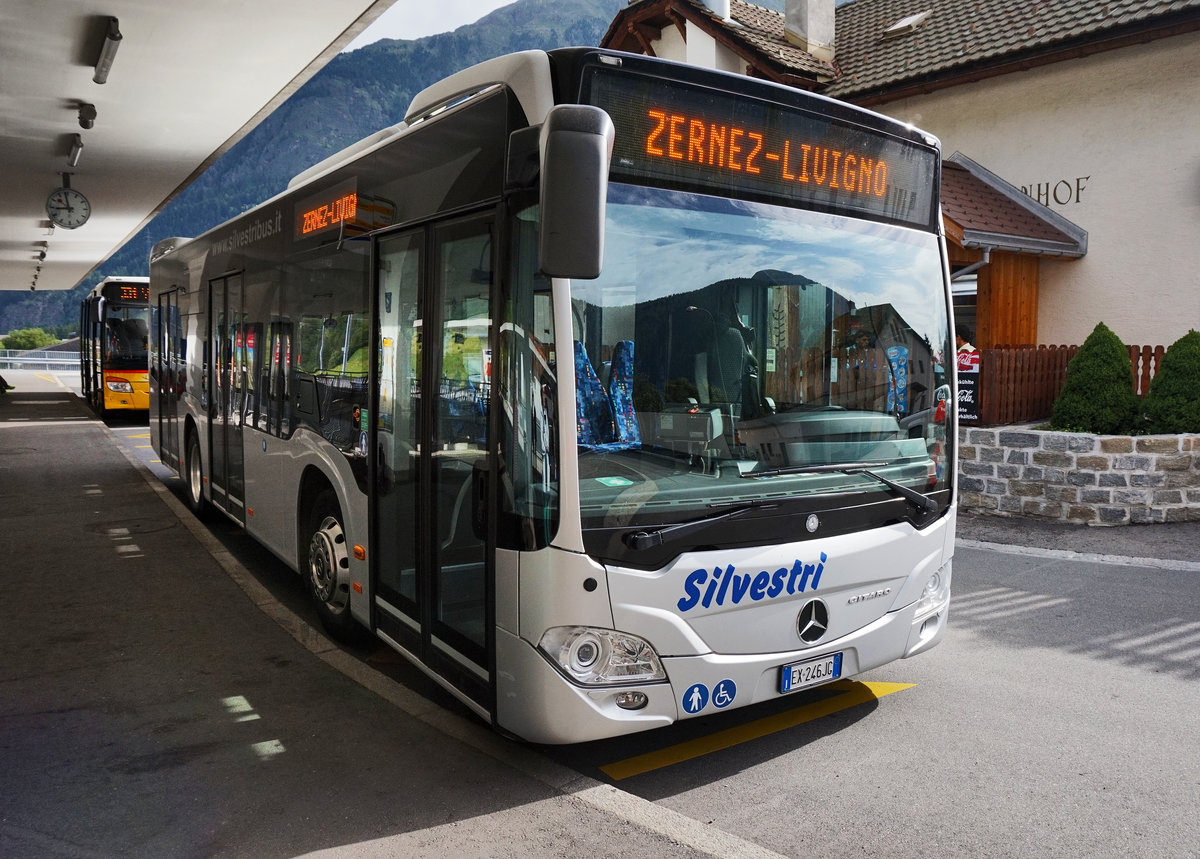 Ein Mercedes-Benz O 530 III von Silvestri, unterwegs auf der Linie 90.815, als Kurs 2 (Zernez, staziun - Livigno, Centro), bei der Haltestelle Zernez, staziun.
Aufgenommen am 22.7.2016.