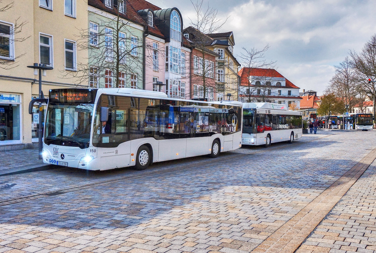 Ein Mercedes-Benz O 530 III und ein MAN-Bus stehen 8.4.2017 an der Haltestelle Theaterplatz.
Der Citaro war unterwegs auf der Line 4 (Theaterplatz - Ahorn - Witzmannsberg - Wohlbach - Ahorn - Theaterplatz).
Der MAN-Bus war unterwegs auf der Linie 1 (Bertelsdorf/Wpl. - Niederfüllbach).