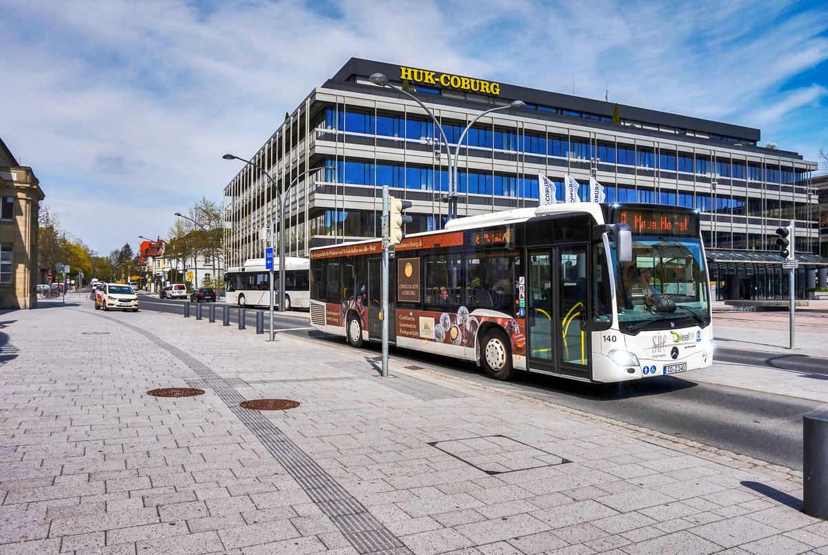 Ein Mercedes-Benz O 530 III (Nr. 140) der SÜC, fährt am 10.4.2017 vor dem Coburger Bahnhof vorüber. 
Unterwegs war der Bus auf der Linie 6 (Theaterplatz - Neue Heimat - Theaterplatz - Heimatring - Falkenegg - Theaterplatz).