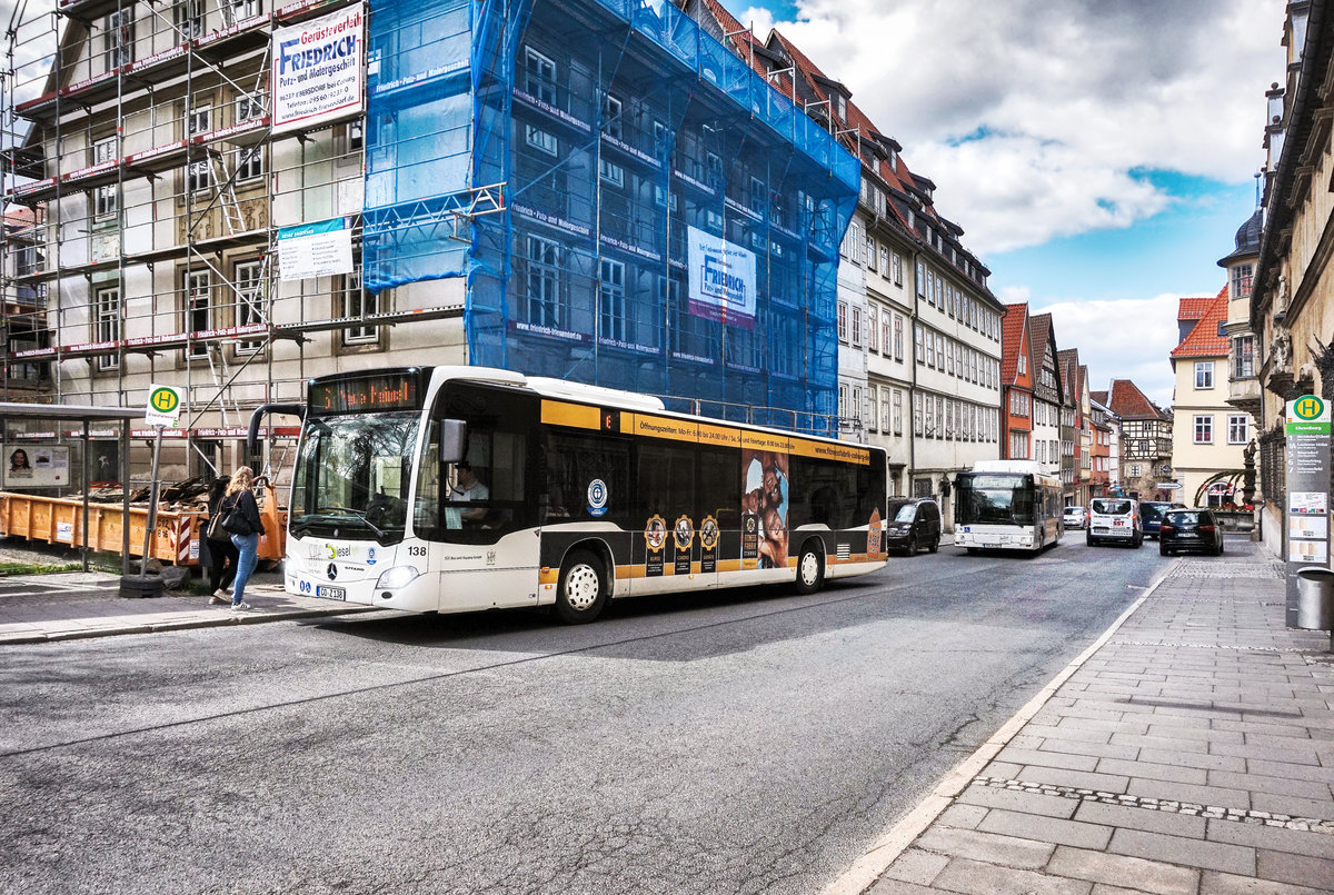Ein Mercedes-Benz O 530 III (Nr. 138) der SÜC, fährt am 11.4.2017 in die Haltestelle Ehrenburg ein. 
Unterwegs war der Bus auf der Linie 6 (Theaterplatz - Neue Heimat - Theaterplatz - Heimatring - Falkenegg - Theaterplatz).