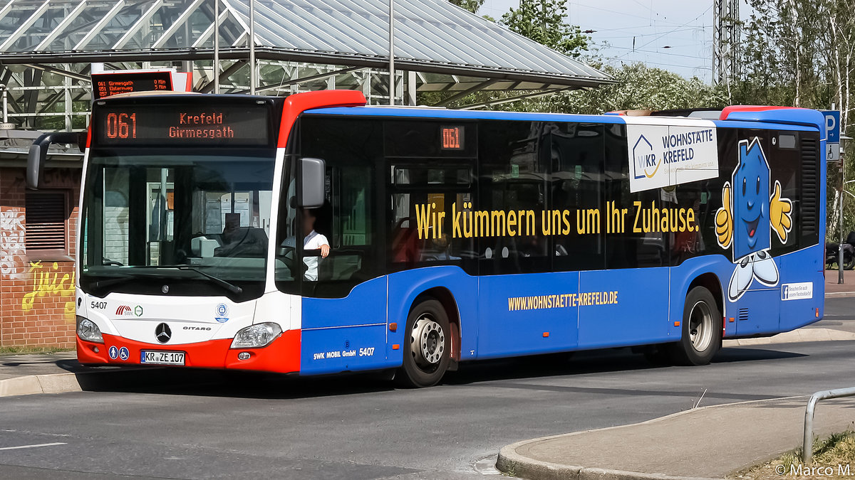 Ein Mercedes Benz O530 der 2. Generation von der SWK (Stadtwerke Krefeld) mit der Wagennummer 5407 (WKR-Werbung) am Krefelder Hauptbahnhof (Süd). | April 2019