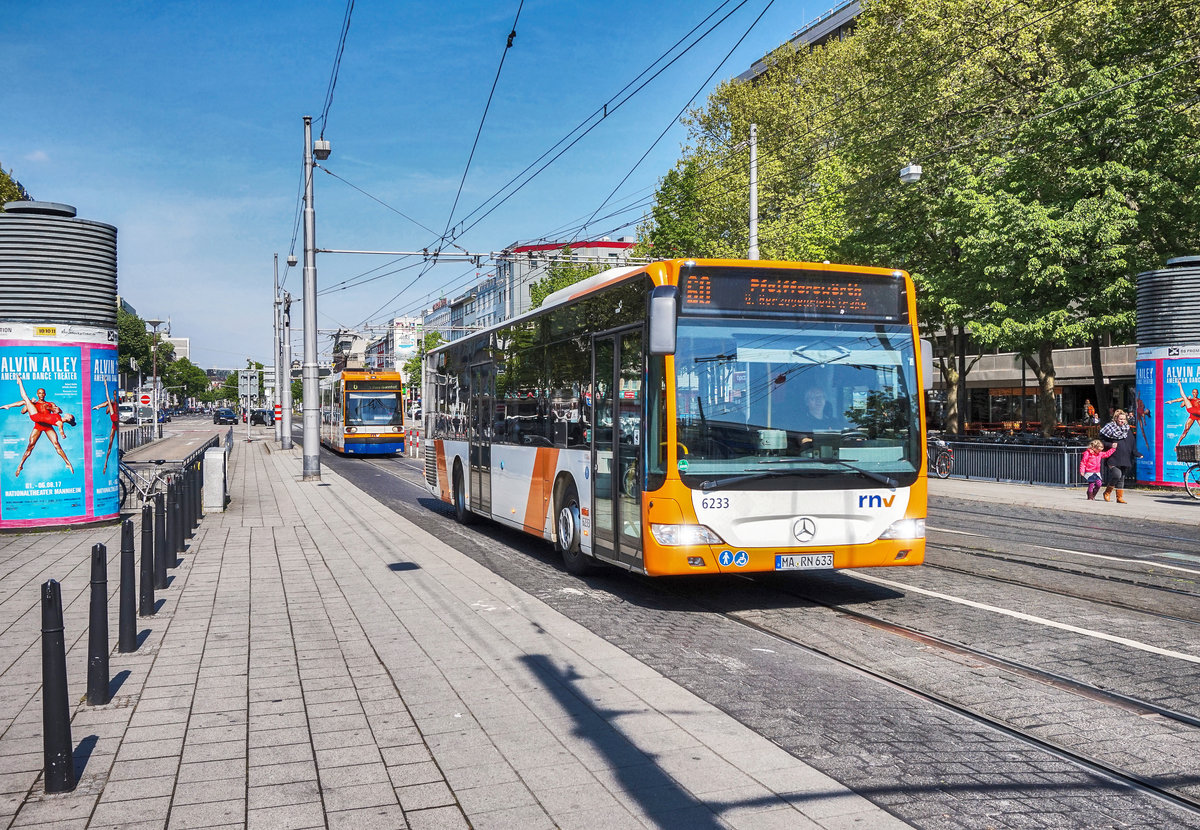 Ein Mercedes-Benz O530 II der rnv fährt am 20.4.2017 nahe der Haltestelle Mannheim Hauptbahnhof vorüber.
Unterwegs war der Bus auf der Linie 60 (Mannheim Oststadt Lanzvilla - Mannheim Hauptbahnhof).