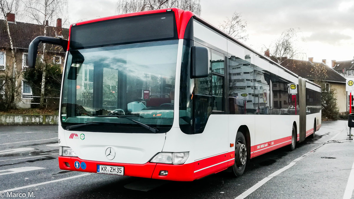Ein Mercedes Benz O530G Facelift von der SWK (Stadtwerke Krefeld) mit der Wagennummer 5635 am Krefelder Hauptbahnhof Süd. | Januar 2019
