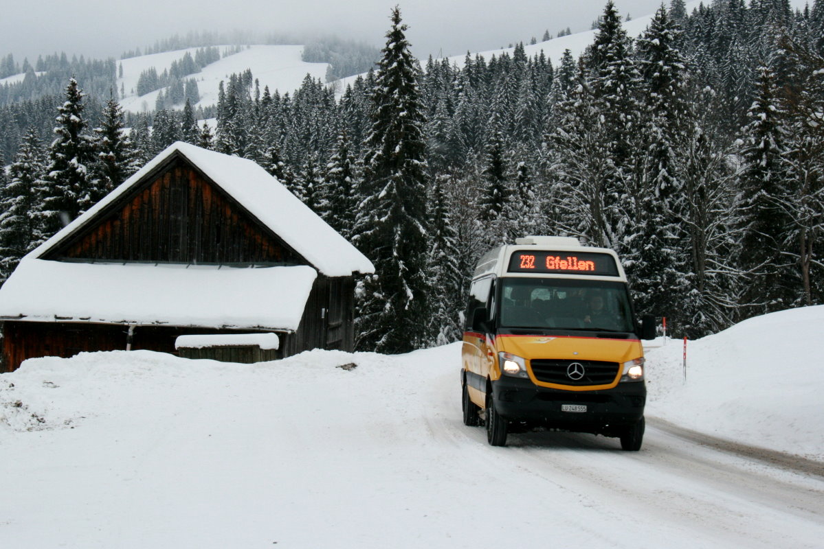 Ein Mercedes-Benz Sprinter 516 CDI Postauto auf dem Kurs 60.232 Entlenbuch - Finsterwald - Gfellen kurz vorm Erreichen der Endstation am Skihang Gfellen; 25.01.2015