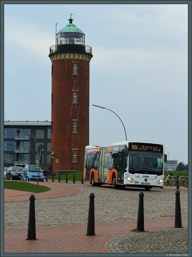 Ein Mercedes Citaro der KVG Stade ist am 12.04.2018 auf der Linie 1006 im Einsatz und passiert den Leuchtturm von Cuxhaven.
