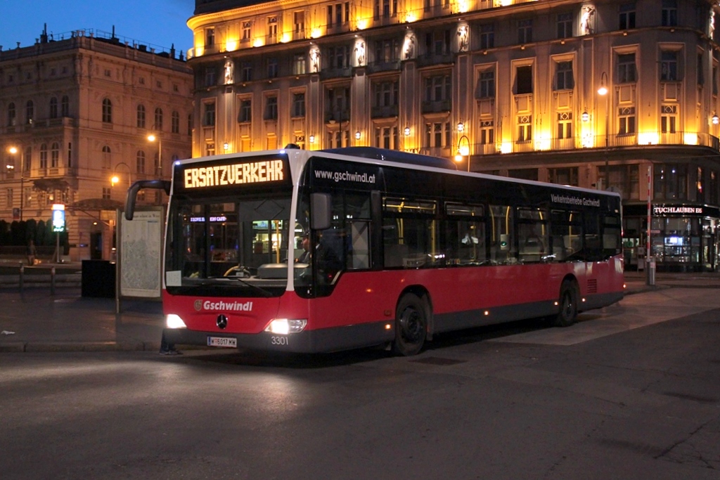 Ein Mercedes Citaro der Verkehrsbetriebe Gschwindl in Wien vor dem Hotel Bristol am 22.04.2014