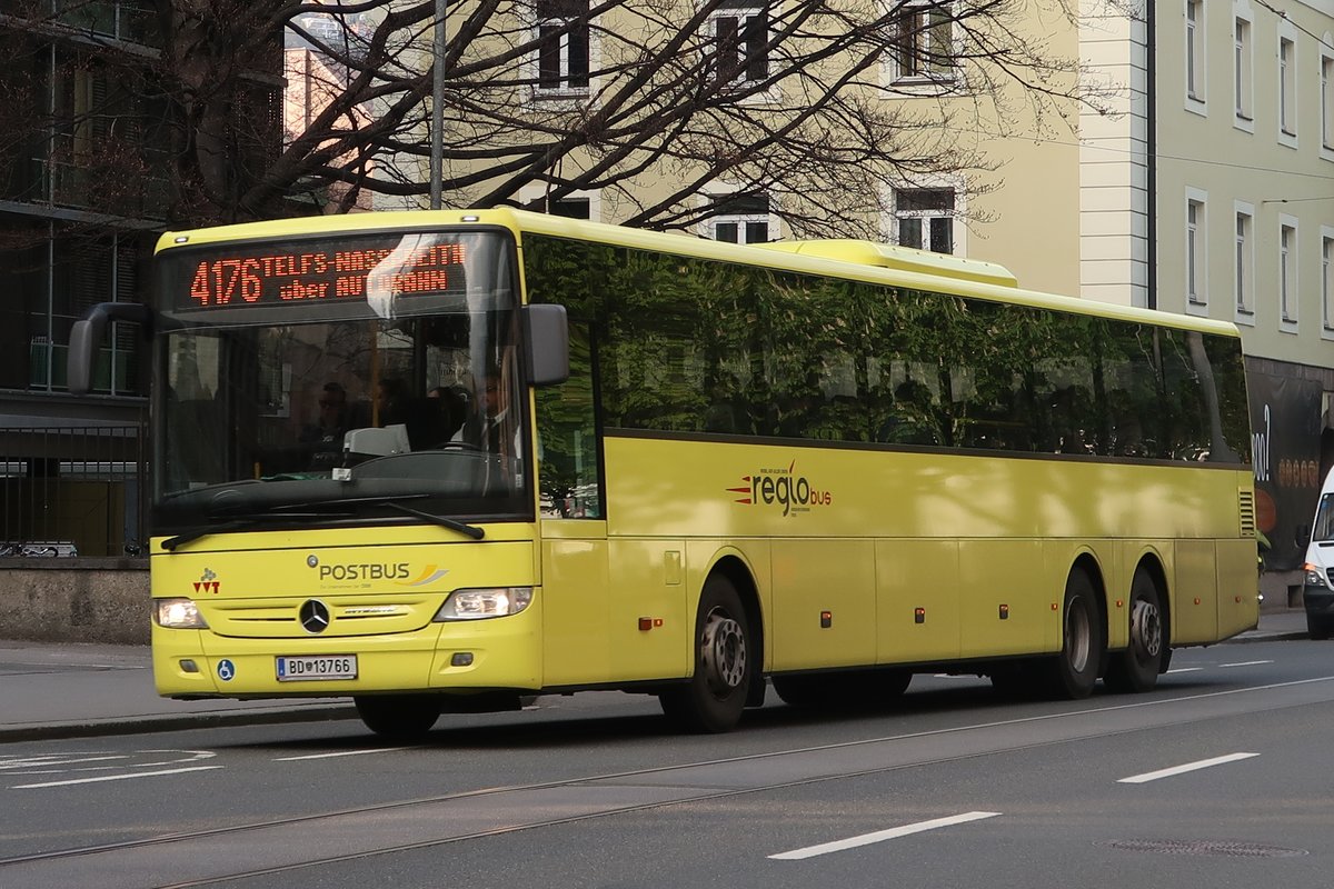 Ein Mercedes Integro L von Postbus als Linie 4176 des Verkehrsverbundes Tirol an der Haltestelle Finanzamt in Innsbruck. 