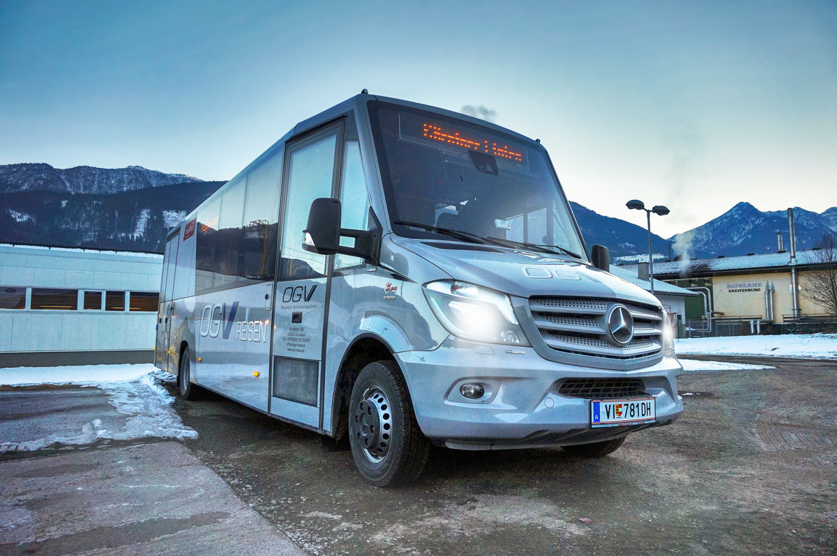 Ein Mercedes - Kutsenits Sprinter der OGV steht am 27.1.2017 bei der Lagerhaus-Tankstelle in Greifenburg.
Bis 12.3.2017 verkehrt dieser Bus noch im Drautal, da der Mercedes – Kutsenits Hydra mit dem Naturparkbus am Weißensee beschäftigt ist.