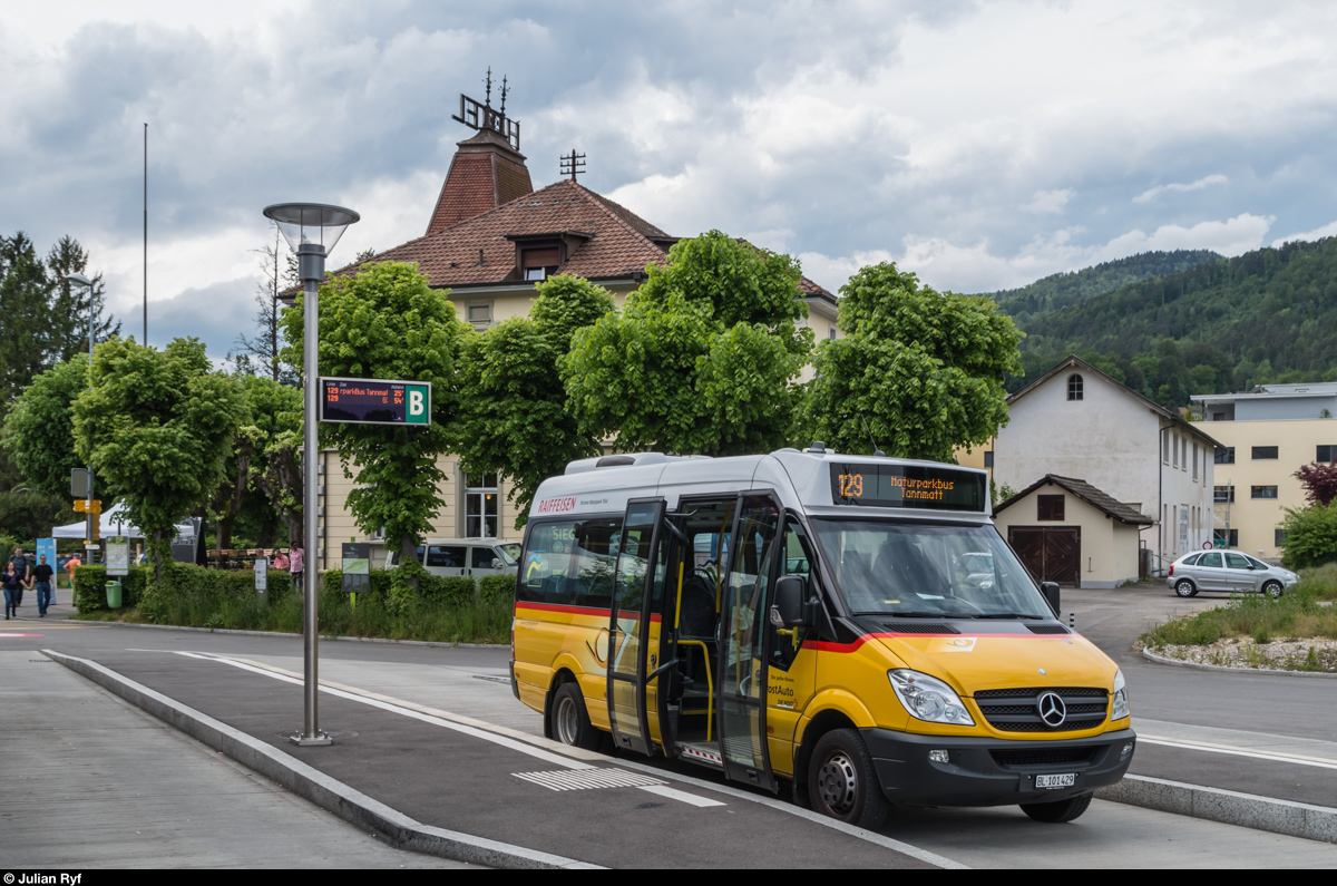 Ein Mercedes Sprinter von Postauto steht am 22. Mai 2016 als Naturparkbus in Balsthal am Bahnhof und wartet auf Fahrgäste. Die Abfahrt ist jedoch erst in 25 Minuten.