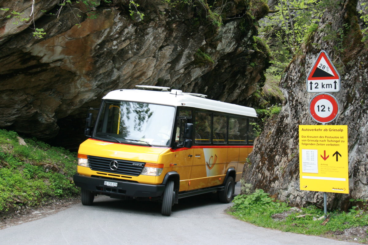 Ein Mercedes Vario 818D Postauto auf dem Kurs 31.220 Reichenbach - Kiental - Griesalp kurz vor der Griesalp. Der Kurs ist zwischen den Stationen Tschingel und Griesalp mit einer durchschnittlichen Steigung von 28% der steilste Postautokurs der Schweiz. Griesalp, 25.05.2014