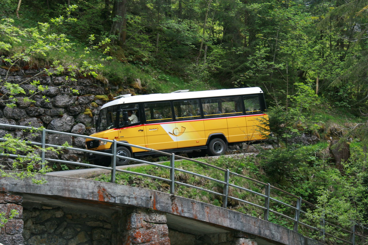 Ein Mercedes Vario 818D Postauto auf dem Kurs 31.220 Griesalp - Kiental - Reichenbach oberhalb der Griesschlucht, 25.05.2014