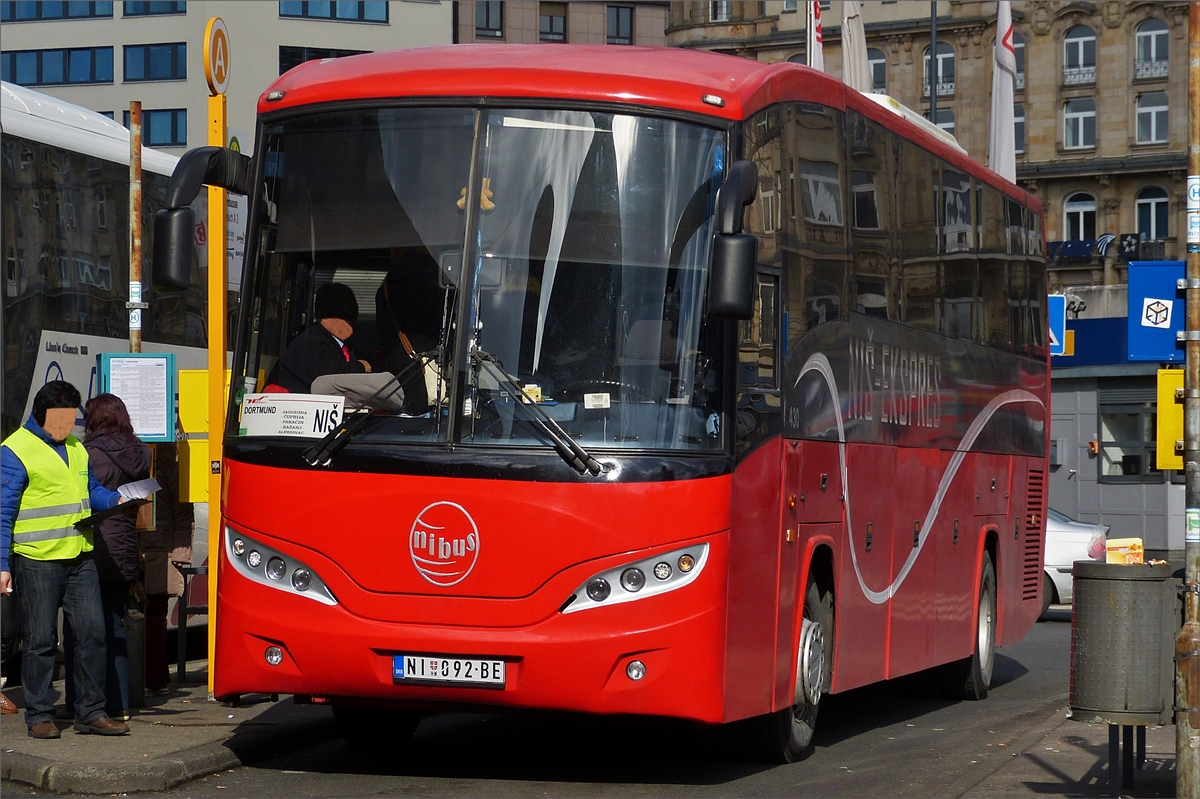 Ein Mir unbekannter Bus wartet am Bahnhof von Frankfurt am Main auf Fahrgäste.
Kennt jemand die Busmarke? 28.02.2015.
