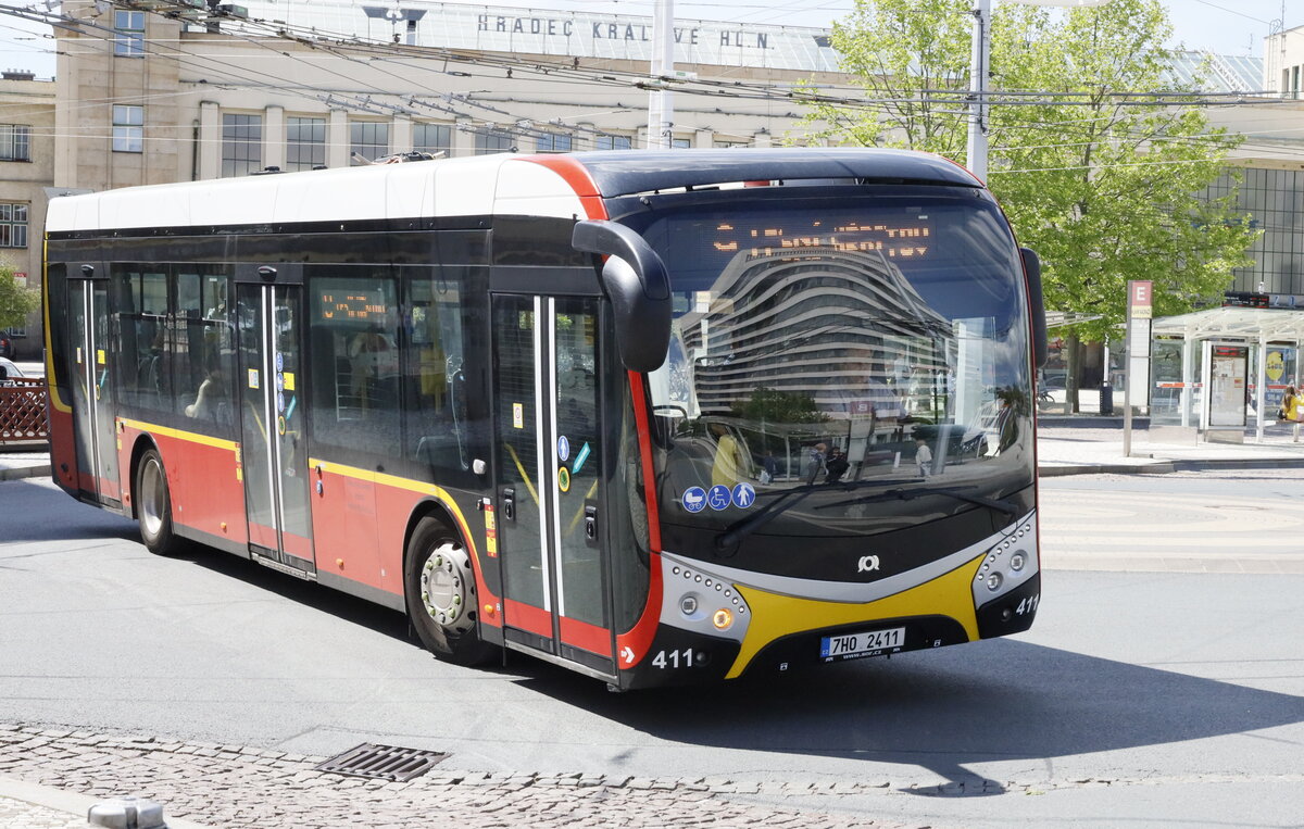 ein moderner Stadtbus in Hradec Králové , deutsch Königgrätz, Bahnhofsvorplatz.
21.05.2021  13:50 Uhr.
