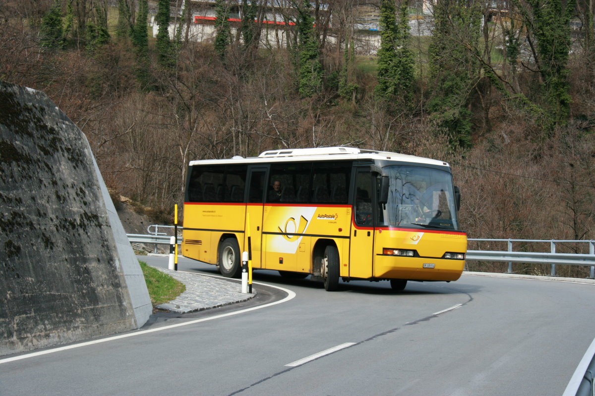 Ein Neoplan 312K Postauto auf dem Kurs 62.216 Sta Maria in Calanca - Grono in der letzten 180° Kehre vor Grono; 15.03.2104